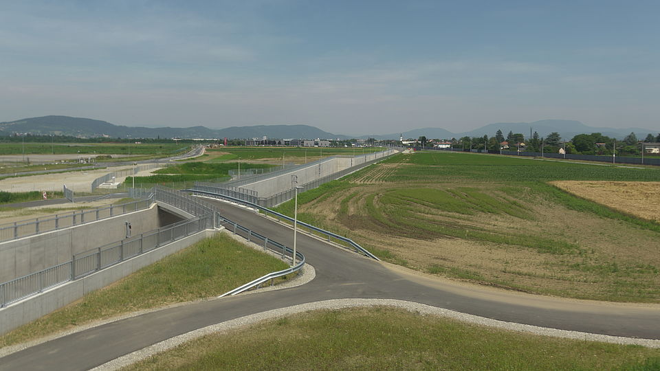 Livebild Baukamera 2 - Webcam 'Gesamtansicht Trasse nach Norden, B67 bei km 63,12' - Baustelle ÖBB Koralmbahn Baulos Unterflurtrasse Feldkirchen bei Graz (ca. 5 Minuteninterval)